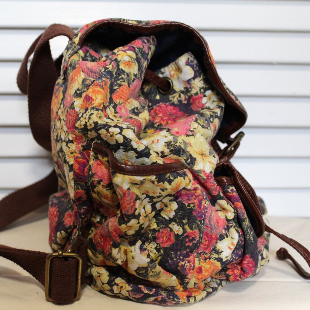Floral Cloth Backpack - Picture 2 of 7
